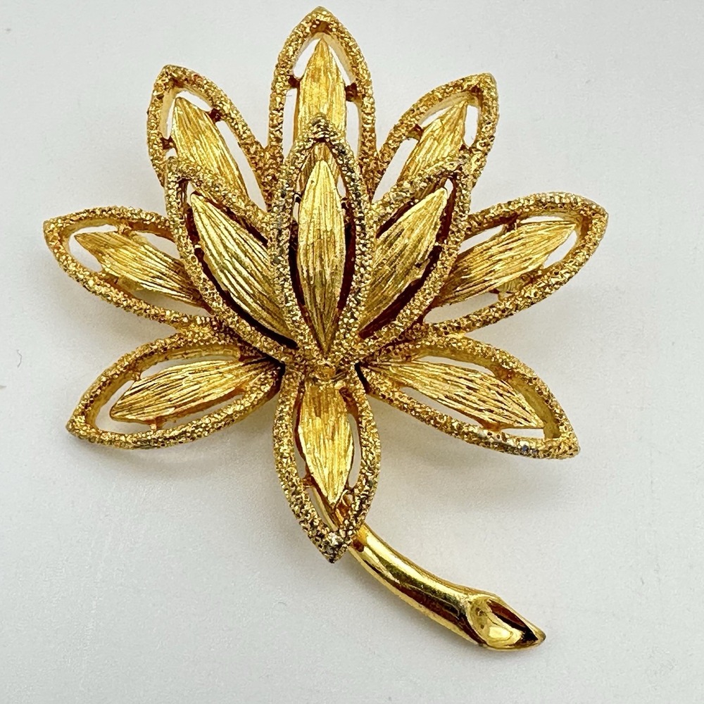Vtg Avon Precious Pretender Pin Brooch Floral Goldtone 1971
